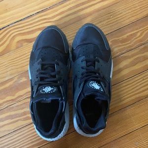 9.5 WOMANS BLACK HUARACHE